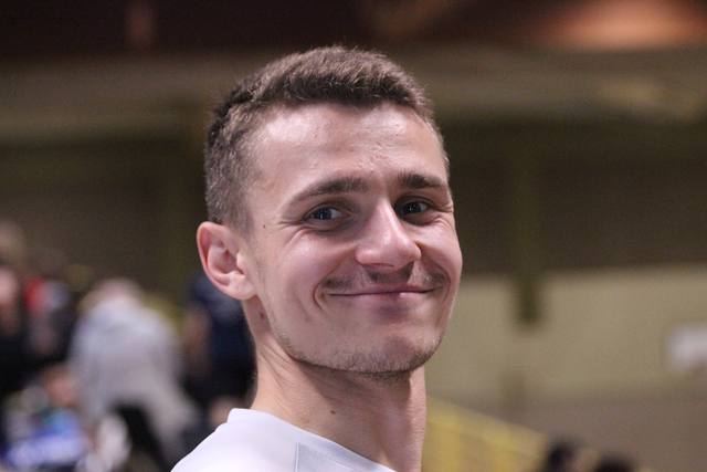 Lächelnder Spieler, Porträt